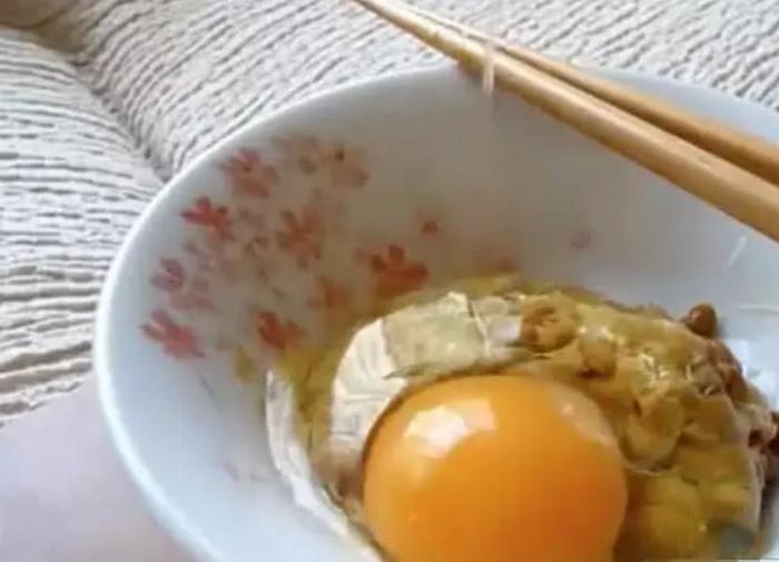 男子試吃日本人最喜歡吃的生雞蛋納豆拌飯,嘗了一口后不敢吃了